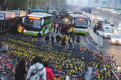 23日，北京，位于大望桥东侧的公交车站被上千辆共享单车“围困”。图/视觉中国